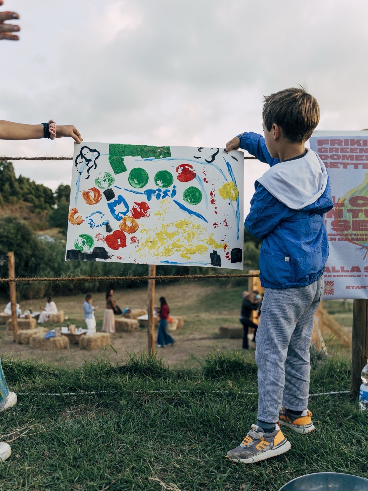 Bambino mostra il proprio dipinto al laboratorio Cibo in Tutti i Sensi