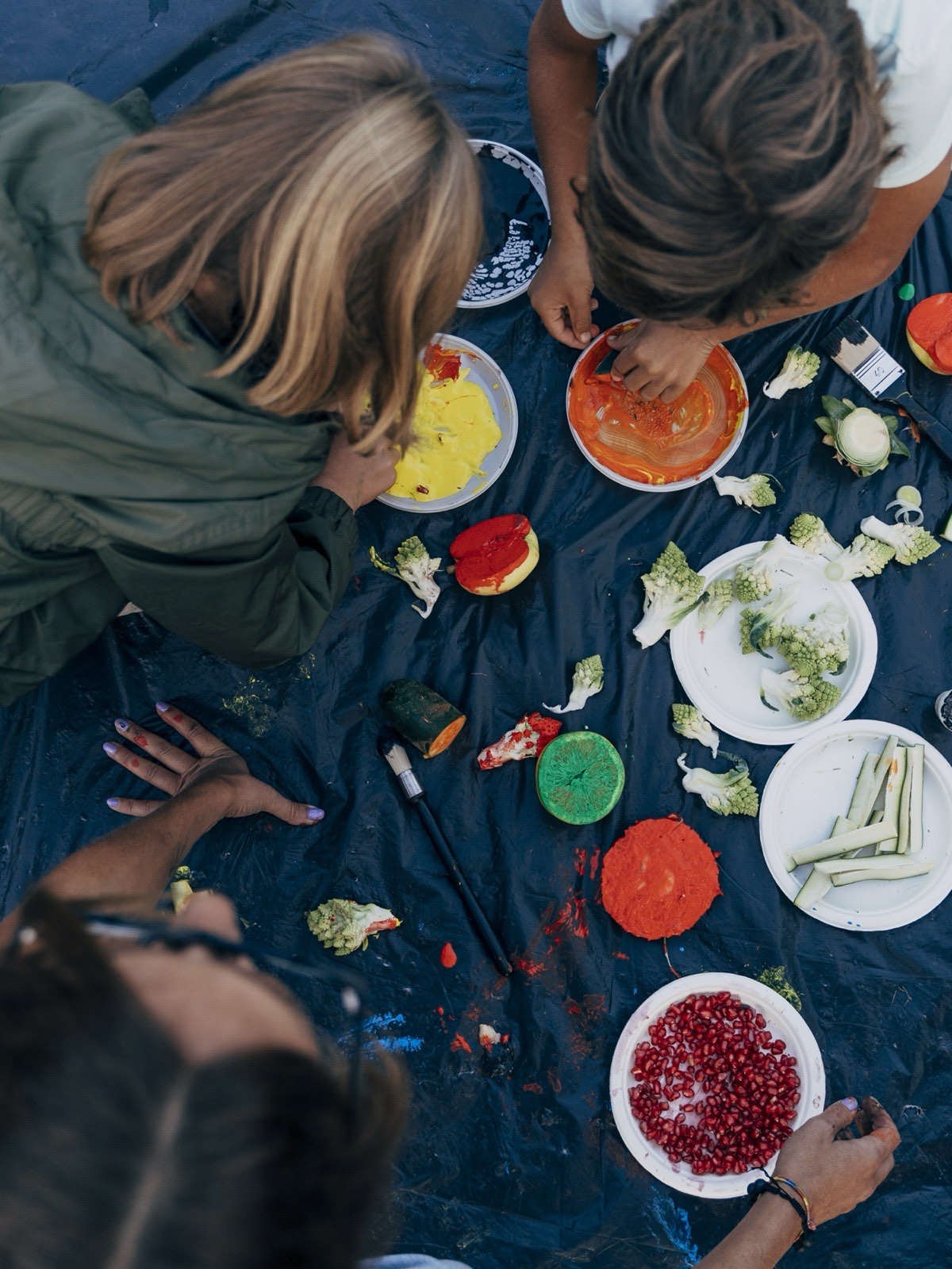 Bambini che dipingono con frutta e verdura durante festa di compleanno a Valle Benedetta