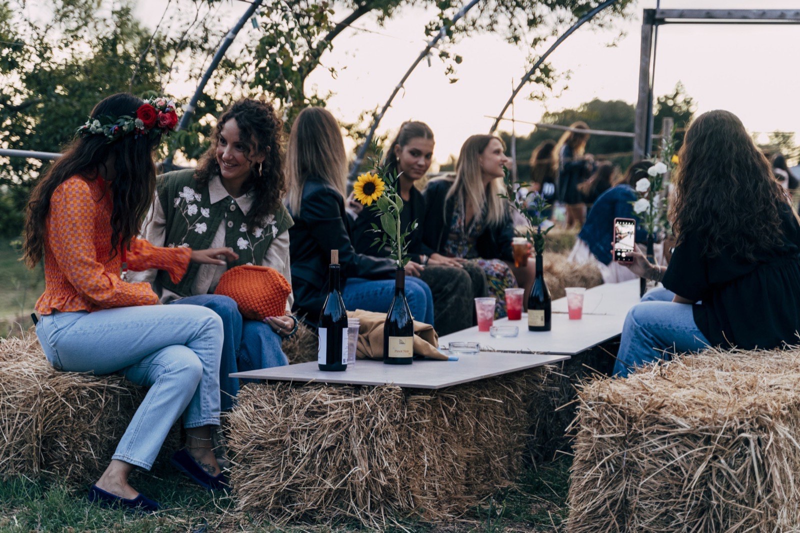 Convivio all'aperto su balle di fieno, celebrazione toscana a Valle Benedetta