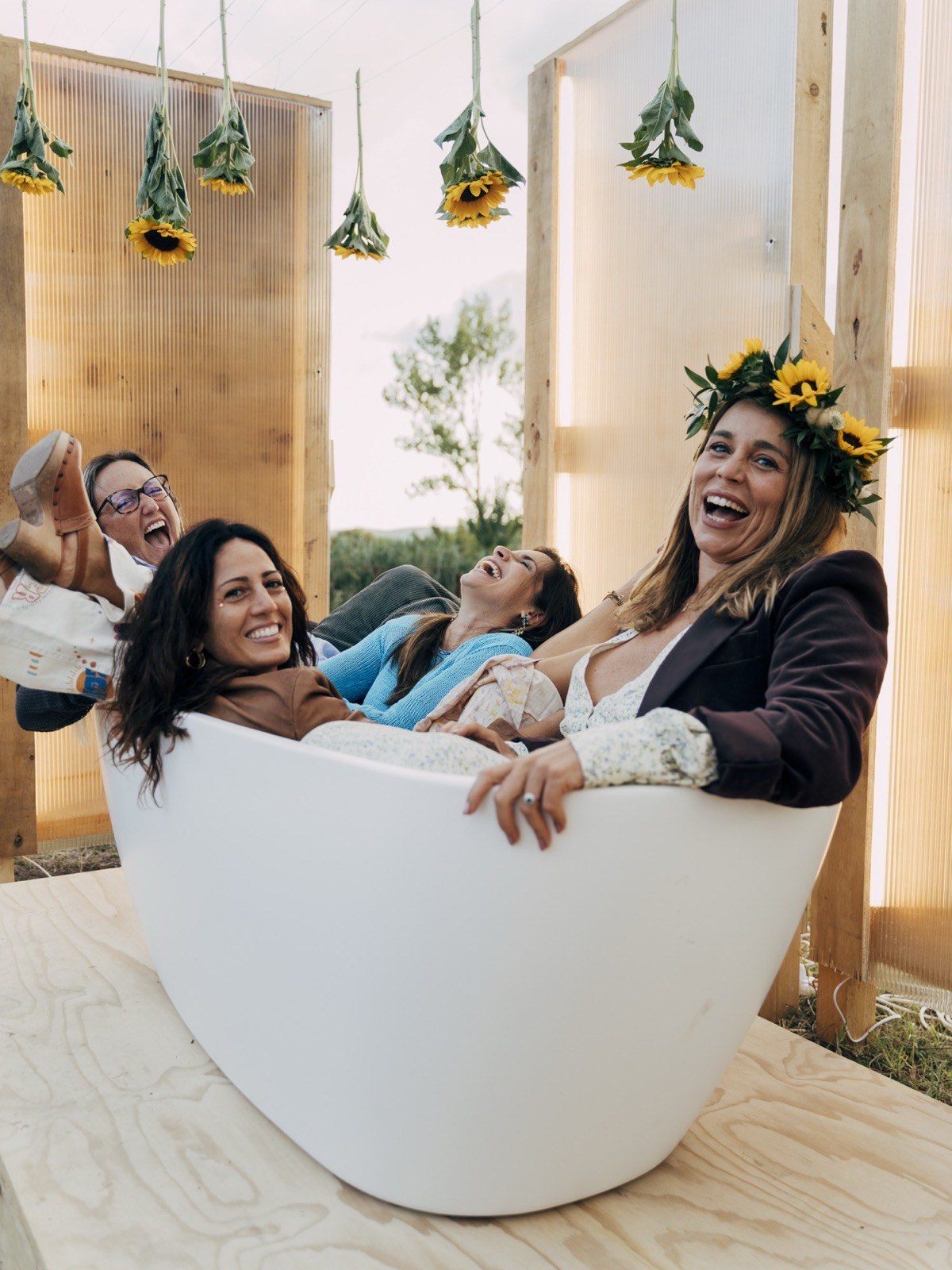 Gruppo di amici che si divertono durante una celebrazione a Valle Benedetta