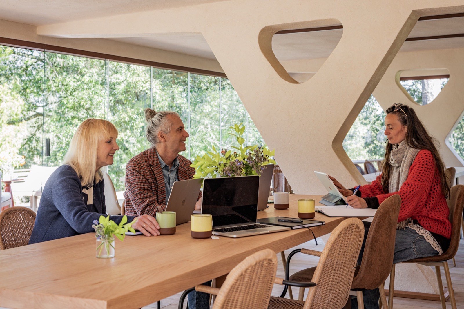 Team al lavoro nella sala a piano terra di Villa Sambuca, Valle Benedetta