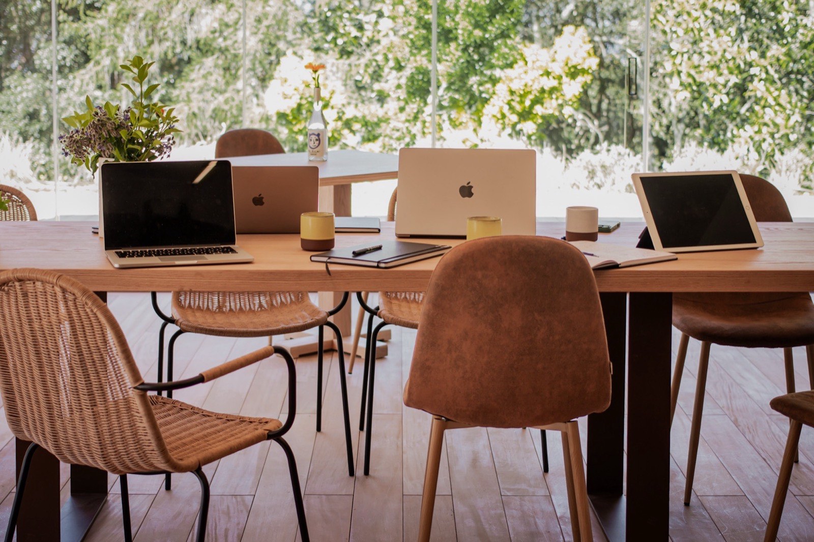 Postazioni di lavoro allestite nella sala a piano terra di Villa Sambuca