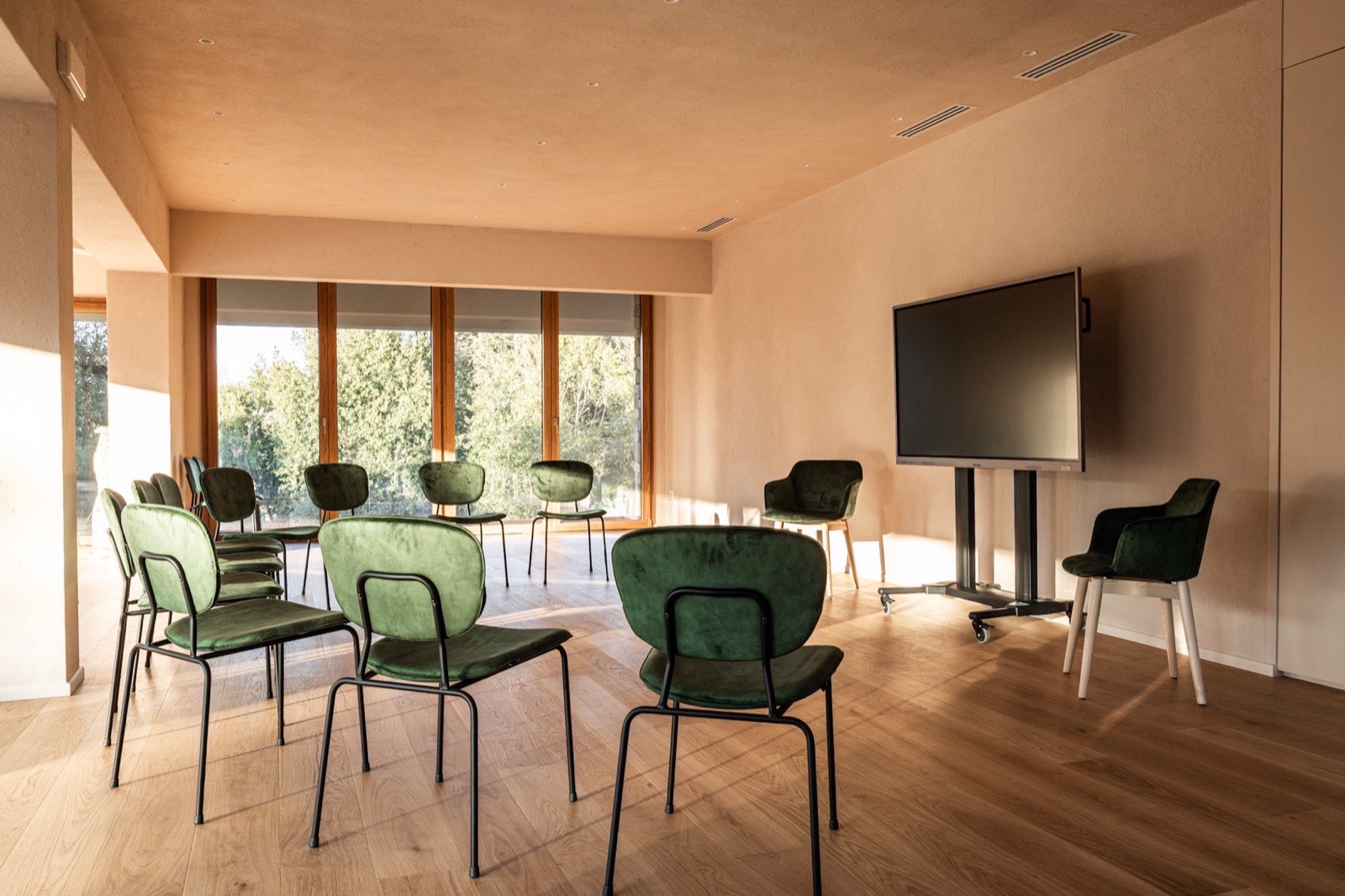 Sala seminari al primo piano di Villa Sambuca con setup keynote, schermo interattivo e vista sul verde